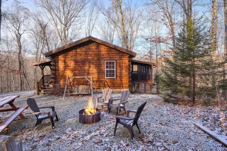 New+ Updated. Hot Tub. Near Trails. Game Room. Firepit. Secluded 8 Acres