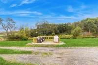 Countryside Couples Retreat! Gateway to Corning - Homestays