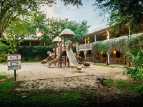 Family Garden Inn & Suites Hotel di Laredo