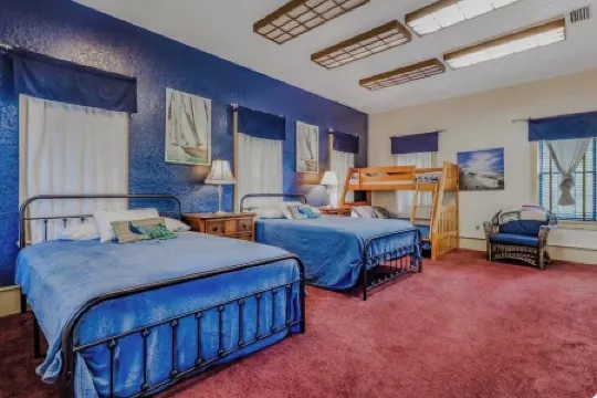 Southern Pines- Sleeps 20 with Community Pool and Docks