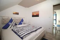 Sauna, fireplace, SKY TV, V&B whirlpool, WLAN, lake view, close to the Baltic Sea, LAST MINUTE