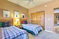 Pinetop Escape: Charming Mountain Condo w/ Balcony - Apartments
