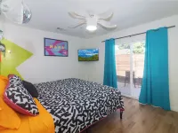 Bright Vibes Home- Sleeps 8- 1 Block to University- Pacman, BBQ, Indoor Gym Hotels in Redlands