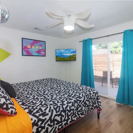Bright Vibes Home- Sleeps 8- 1 Block to University- Pacman, BBQ, Indoor Gym