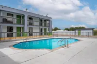 Days Inn by Wyndham Victoria TX East - parking