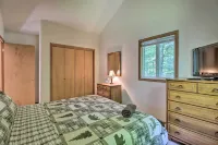Deck & Resort Amenities: Pocono Lake Home - 3 estrellas