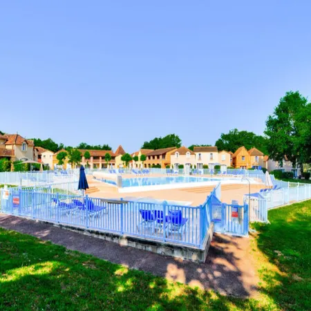 House in Monflanquin by Scenic Lake