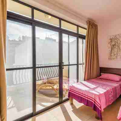 Blue Harbour Seafront Penthouse with Large Terrace with Panoramic Sea Views - by Getawaysmalta Rooms