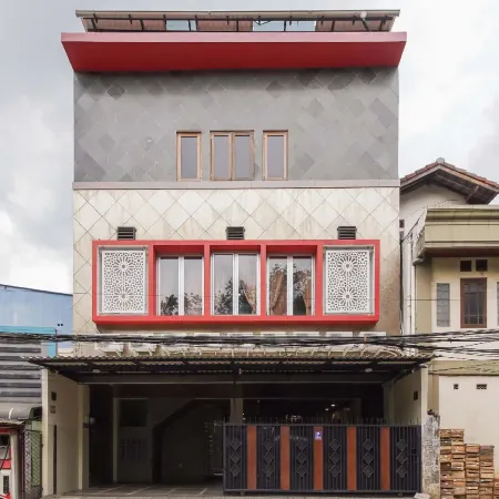 Urbanview Hotel Cantee Halim Perdanakusuma by RedDoorz Отели рядом с достопримечательностью «Торговый центр Cibubur Junction»