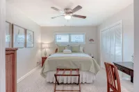 Beachside Snowbird Escape With Fenced Yard & Washer/dryer - Walk to Beach Access - واي فاي