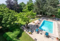 B&B Hotel Lyon Nord 4 étoiles - プール