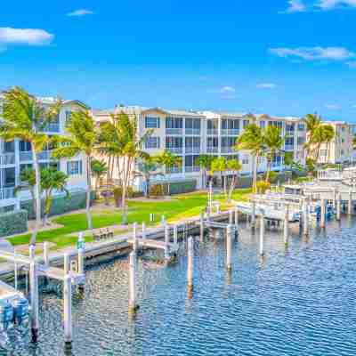 Heated Pool and Tennis Court - Exquisite Coastal Retreat Hotel Exterior