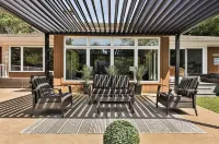 LAKEFRONT CHALET/FAMILY HOME- beautiful water views, hot tub, outdoor activities