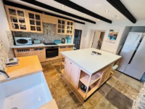 Charming  Listed Thatched Cottage with parking and short walk to sandy beach . Hotels in Crantock