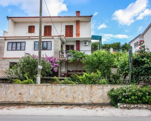 Apartments Zana Hotels in Arbanija