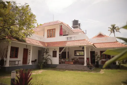 ELIVAAS Palliath House 3 BHK with Patio - فلل