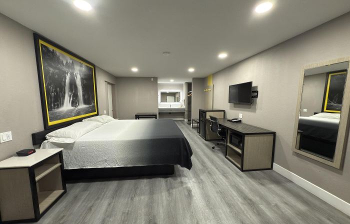Super 8 by Wyndham Visalia
