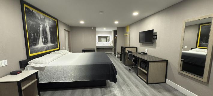 Super 8 by Wyndham Visalia Hotels in Visalia