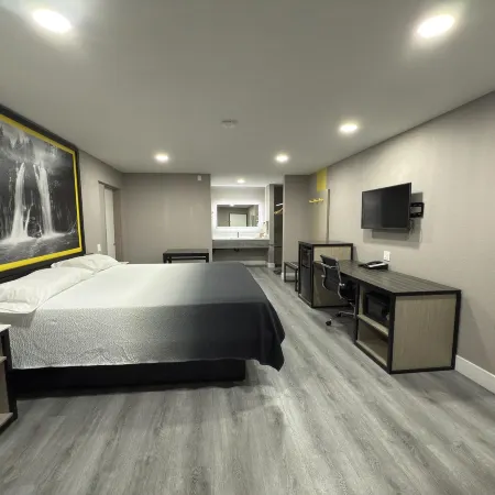 Super 8 by Wyndham Visalia