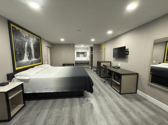 Super 8 by Wyndham Visalia