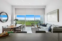 Modern Condo With Breathtaking Views, Infinity Pool, and en Suite Bedrooms فنادق في 