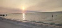 Large Room, Beach 1 Block, Starlink Wi-Fi