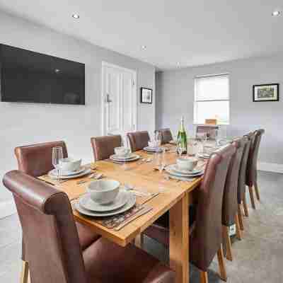 House Sleeps 12 With Parking and Garden Dining/Meeting Rooms