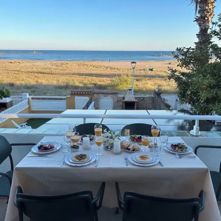 Beachfront Home · 5 Steps to the Sand · Large Private Terrace with Pergola · AC Отели в г. Кунит