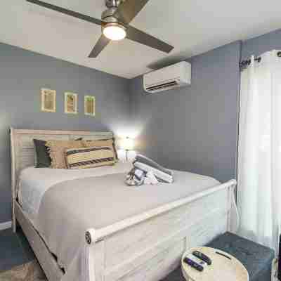 Lakefront Tiny House w Free Tix Dock Dogs OK Rooms