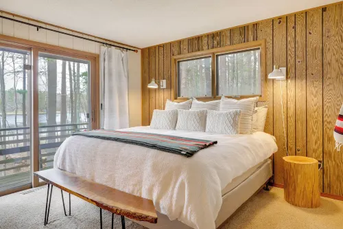 Game Room! Mid-Century Escape in the Northwoods - balcón