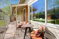 Hillside Haven: Tranquil NW Studio Near the River