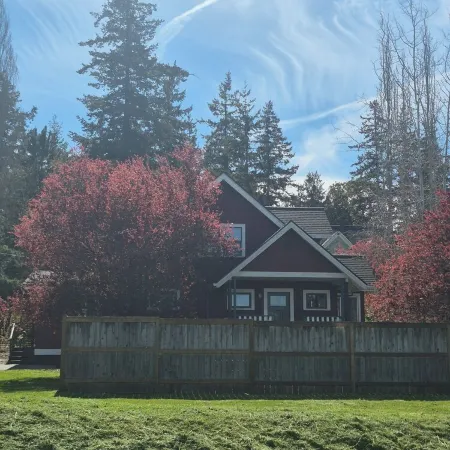 Vintage Island Home 2 Blocks From Town. 4 Bdrs, 2 Kitchens, 3 Bath. Can Sleep 14