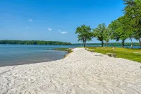 Beautiful Waterfront Townhouse w/ Perfect Location, Fireplace & Wifi - 4-Star