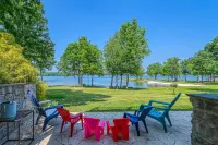 Beautiful Waterfront Townhouse w/ Perfect Location, Fireplace & Wifi - 4-Star