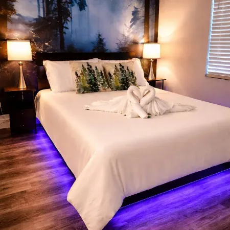 Calm Luxury Living 1BR Retreat Pool, Hot Tub, Wifi