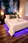 Calm Luxury Living 1BR Retreat Pool, Hot Tub, Wifi - بوتيك
