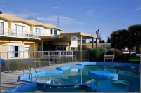Apple Motor Inn - Pools