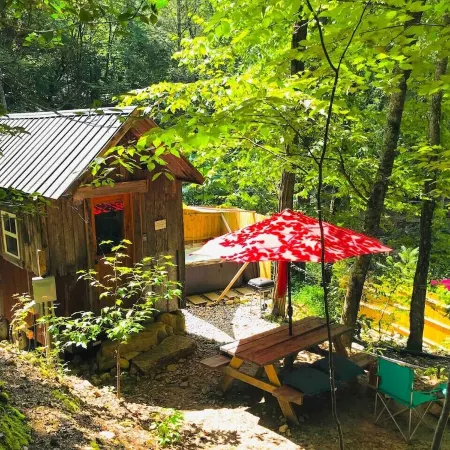 Cozy Beavercreek Cabin Retreat – Smoky Mountain Serenity Awaits!