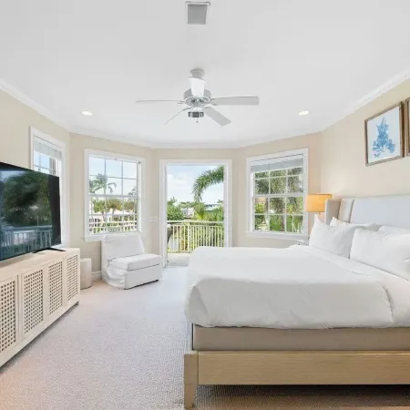 Beach Drive Estate by Avantstay Canal-Front Pool + Hot Tub + Private Dock Walk to the Beach
