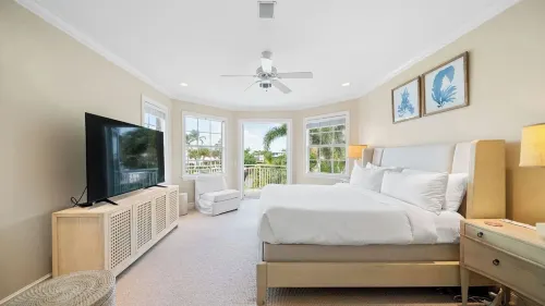 Beach Drive Estate by Avantstay Canal-Front Pool + Hot Tub + Private Dock Walk to the Beach - 4 étoiles