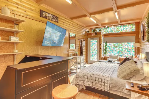 Crandon Studio: Minutes to Lake & Raceway - Homestays
