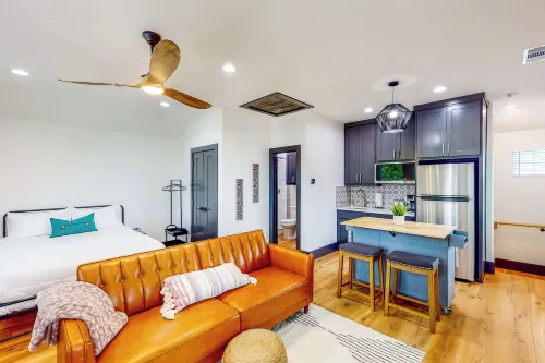 'mckinney Marvel' Studio in Historic District - 4-Star