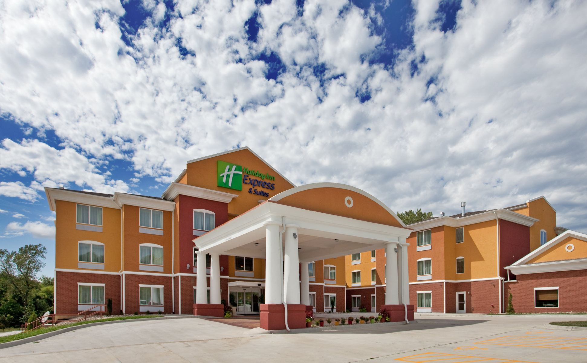 Holiday Inn Express & Suites KANSAS CITY SPORT COMPLEX AREA by IHG