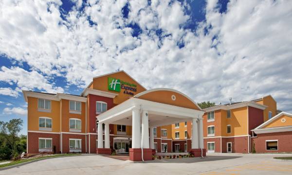 Holiday Inn Express & Suites Kansas City Sport Complex Area by IHG