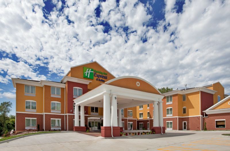 Holiday Inn Express & Suites Kansas City Sport Complex Area by IHG