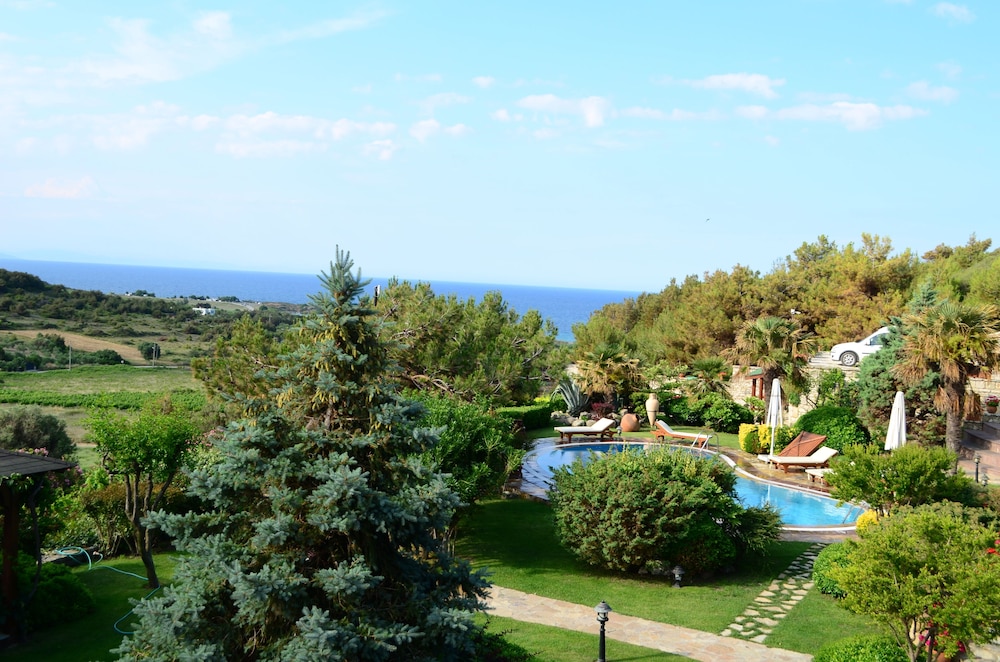 Ada Bacchus Hotel
