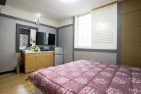 Ulleung Hwangje Hotel - Motels