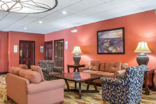 Days Inn by Wyndham Cedar Falls- University Plaza