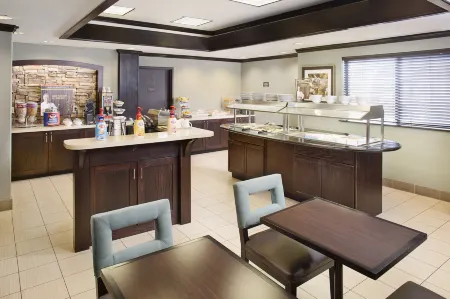 Staybridge Suites San Angelo Отели рядом с достопримечательностью «Интернешнел Уотерлили Коллекшен»