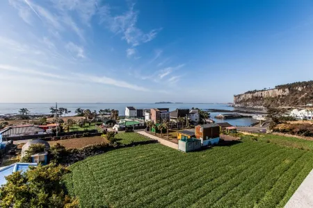 Seogwipo Common Stay Pension Отели рядом с достопримечательностью «Привет, остров Китти»